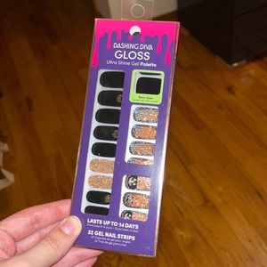 Dashing Diva Gloss Ultra Shine Gel Palette 32 Gel Nail Strips Twisted Nightmare